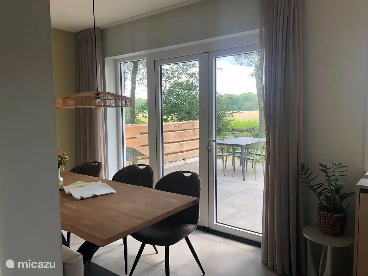 Vom Essbereich gibt es Terrassentüren zur Terrasse