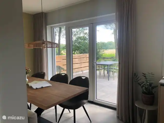 De Boschkerhook huren in Nederland, Gelderland, Vragender - vakantiehuis Vanuit de eethoek zijn er openslaande deuren naar het terras