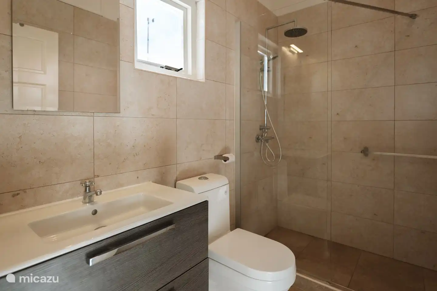 Badezimmer 1 (im Hauptschlafzimmer)