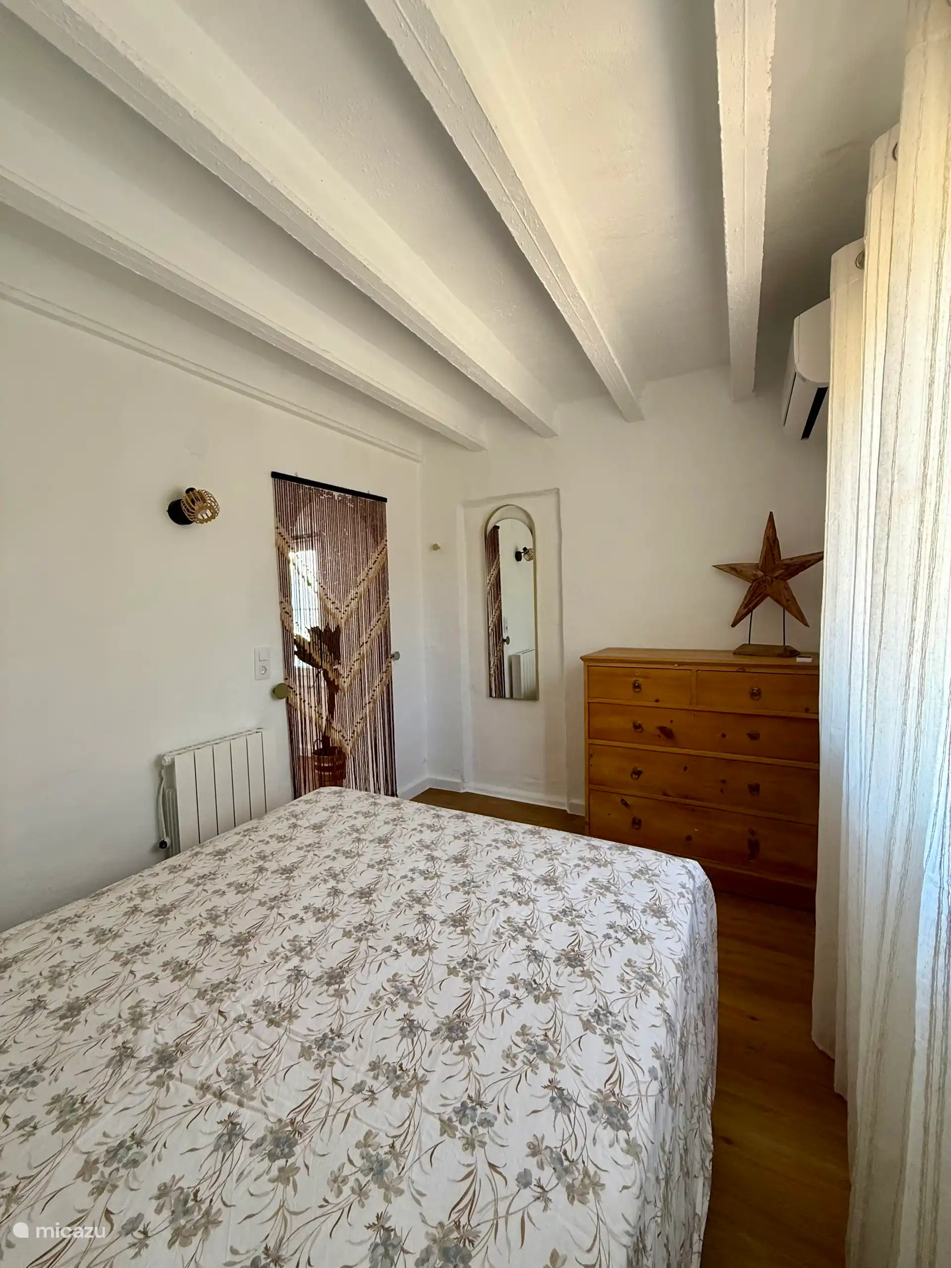 Slaapkamer beneden met verwarming, airconditioning en rolluik