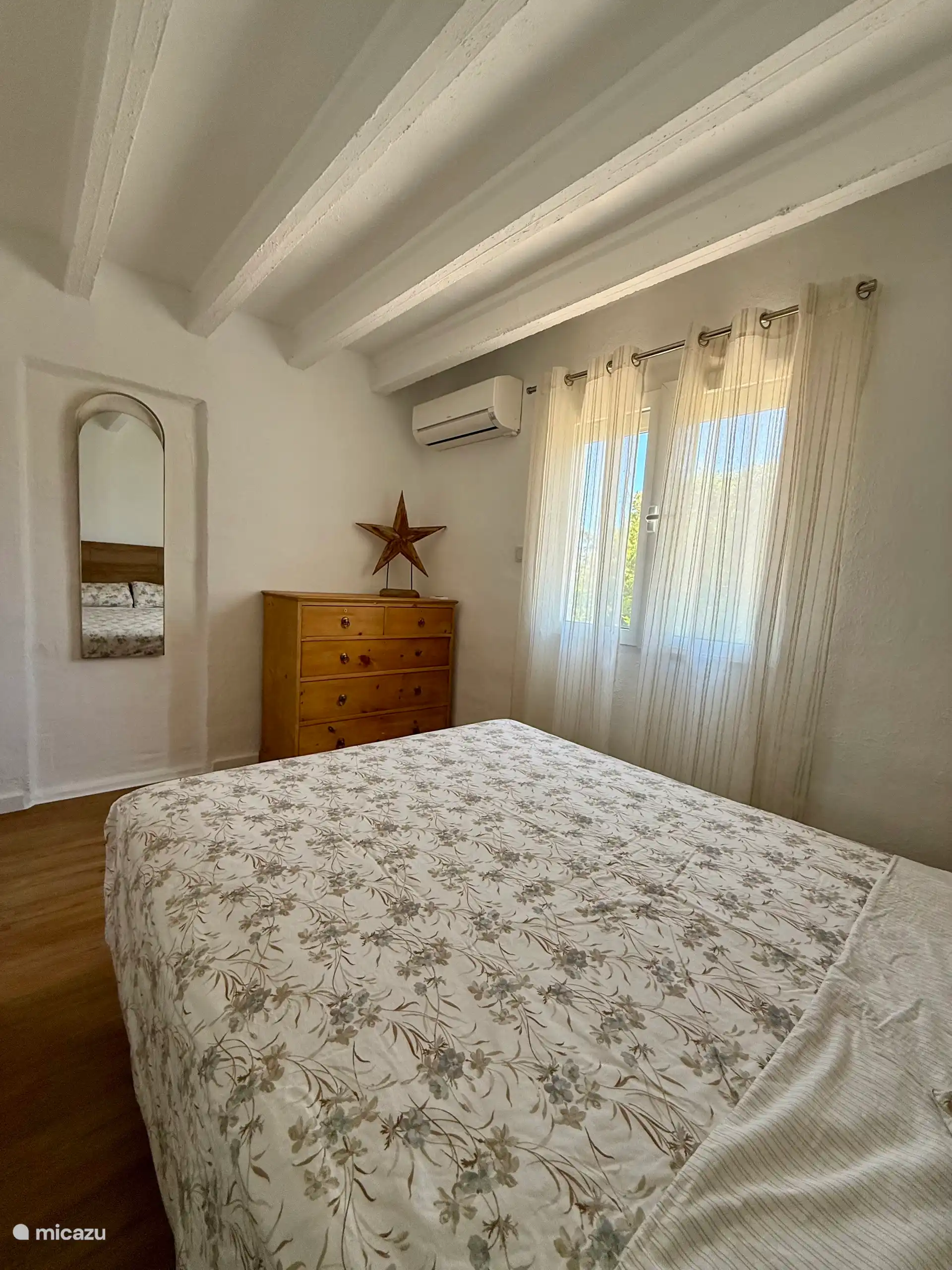 Slaapkamer beneden met verwarming, airconditioning en rolluik