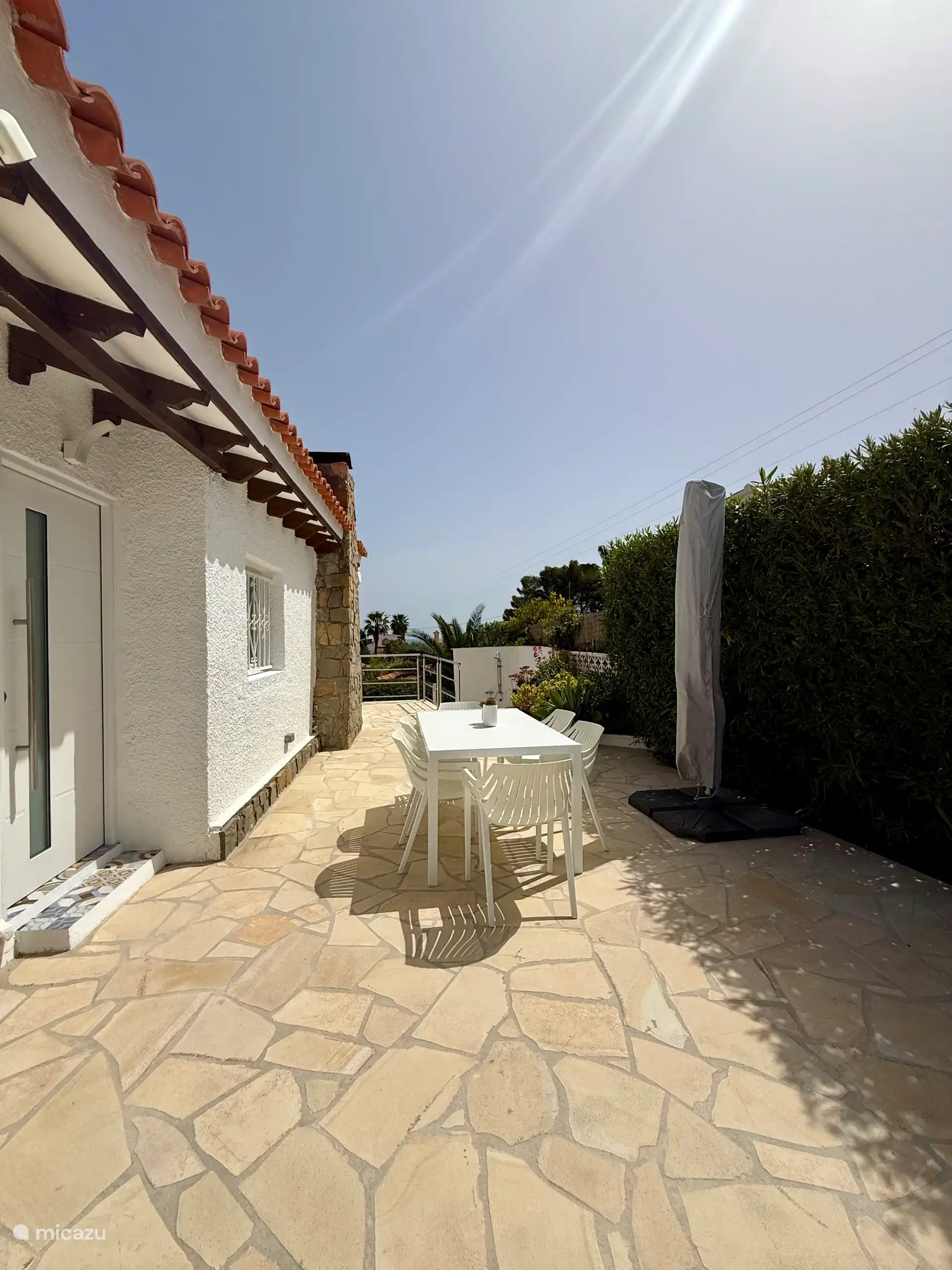 Terraza con acceso a la cocina