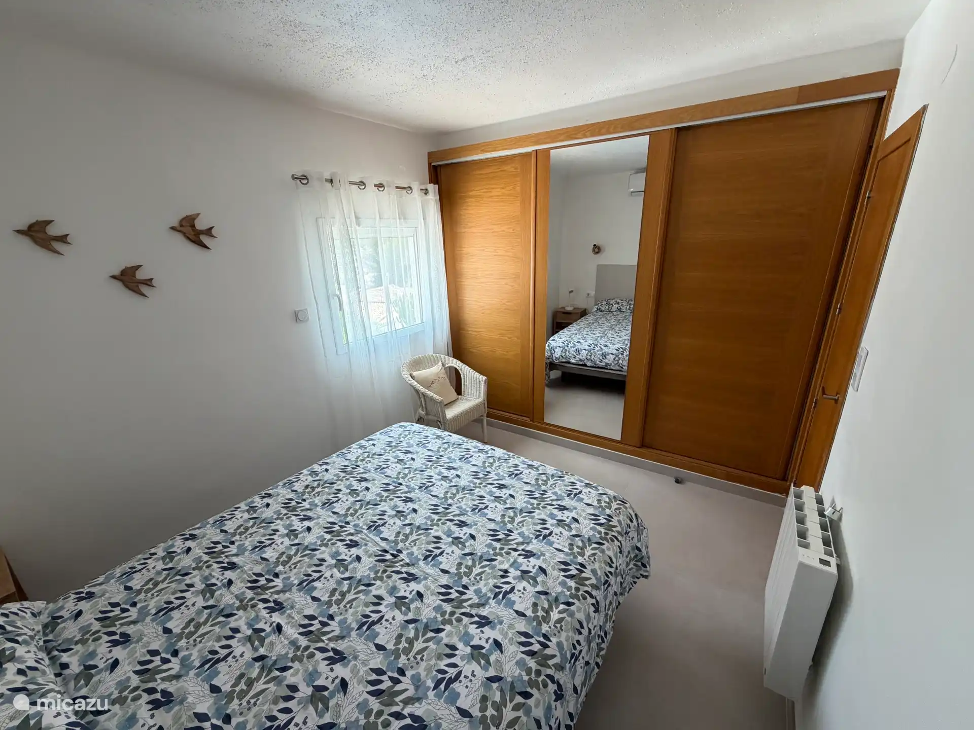 1 dormitorio con vestidor empotrado con caja fuerte y aire acondicionado, persiana eléctrica