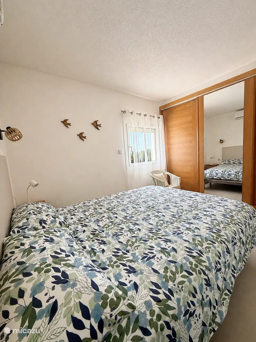 1 chambre avec un dressing intégré avec coffre-fort et sa climatisation, store électrique