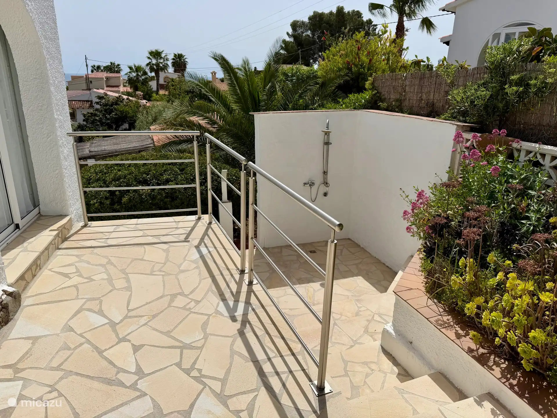 Terraza, zona de duchas exteriores - vistas al mar