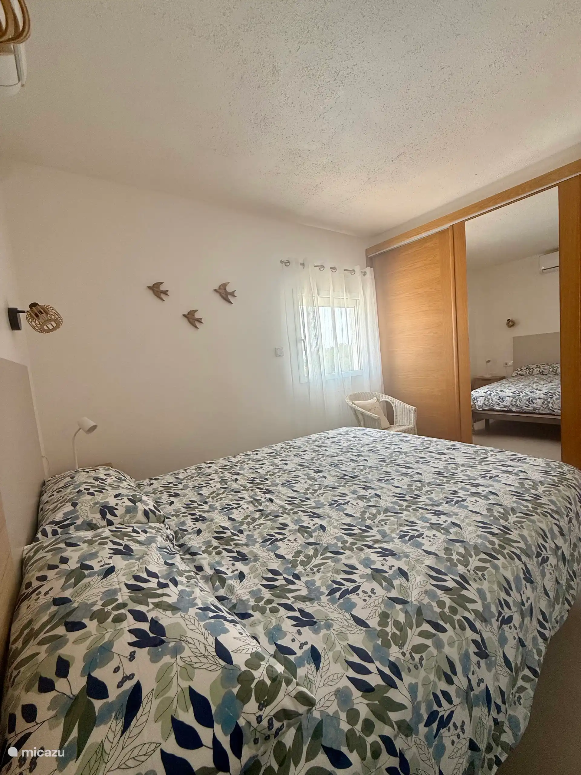 1 dormitorio con vestidor empotrado con caja fuerte y aire acondicionado, persiana eléctrica