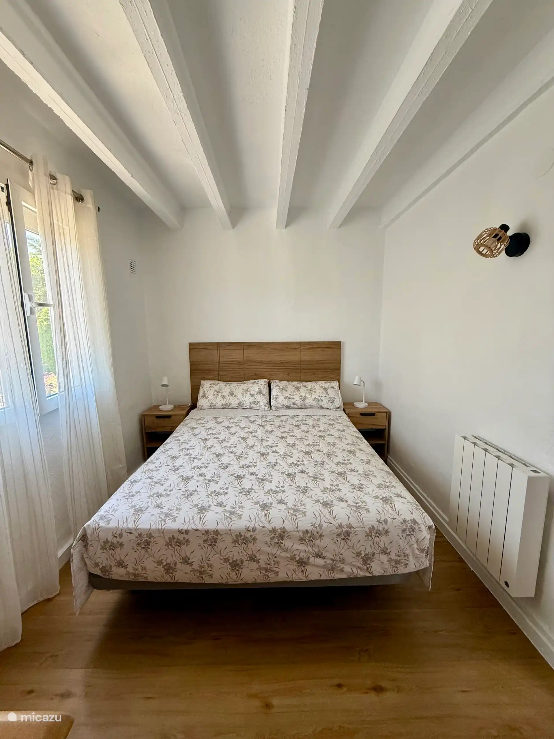 Slaapkamer beneden met verwarming, airconditioning en rolluik