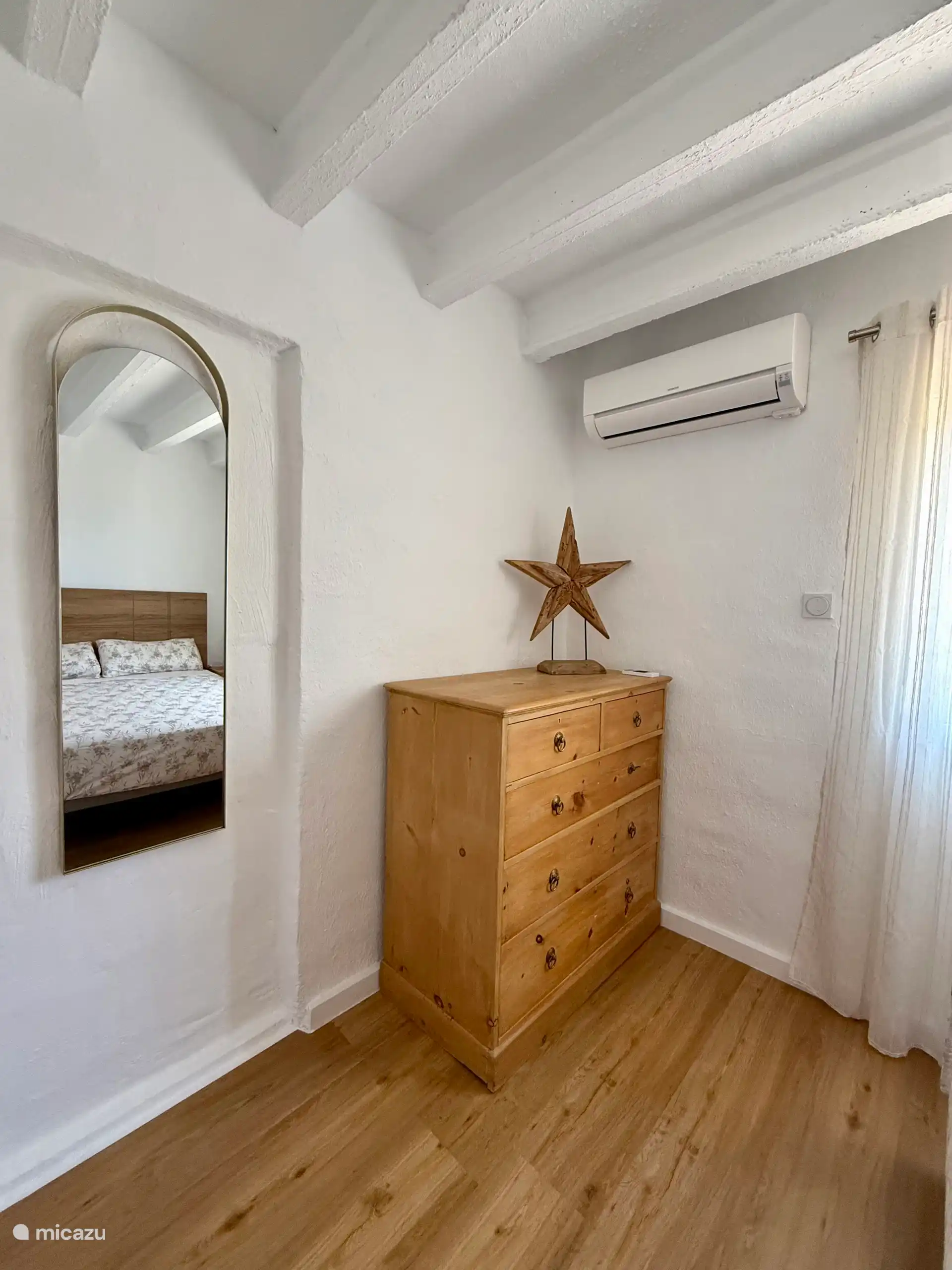 Slaapkamer beneden met verwarming, airconditioning en rolluik