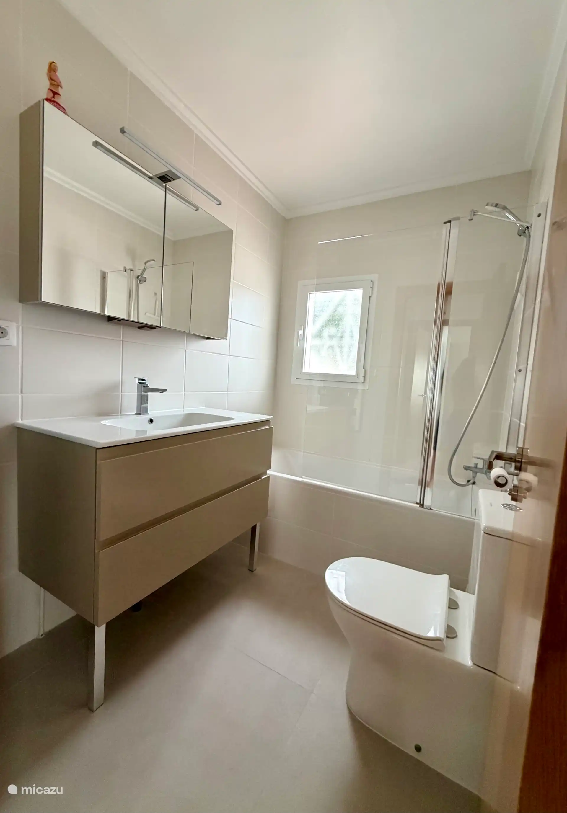 Baño con toallero eléctrico