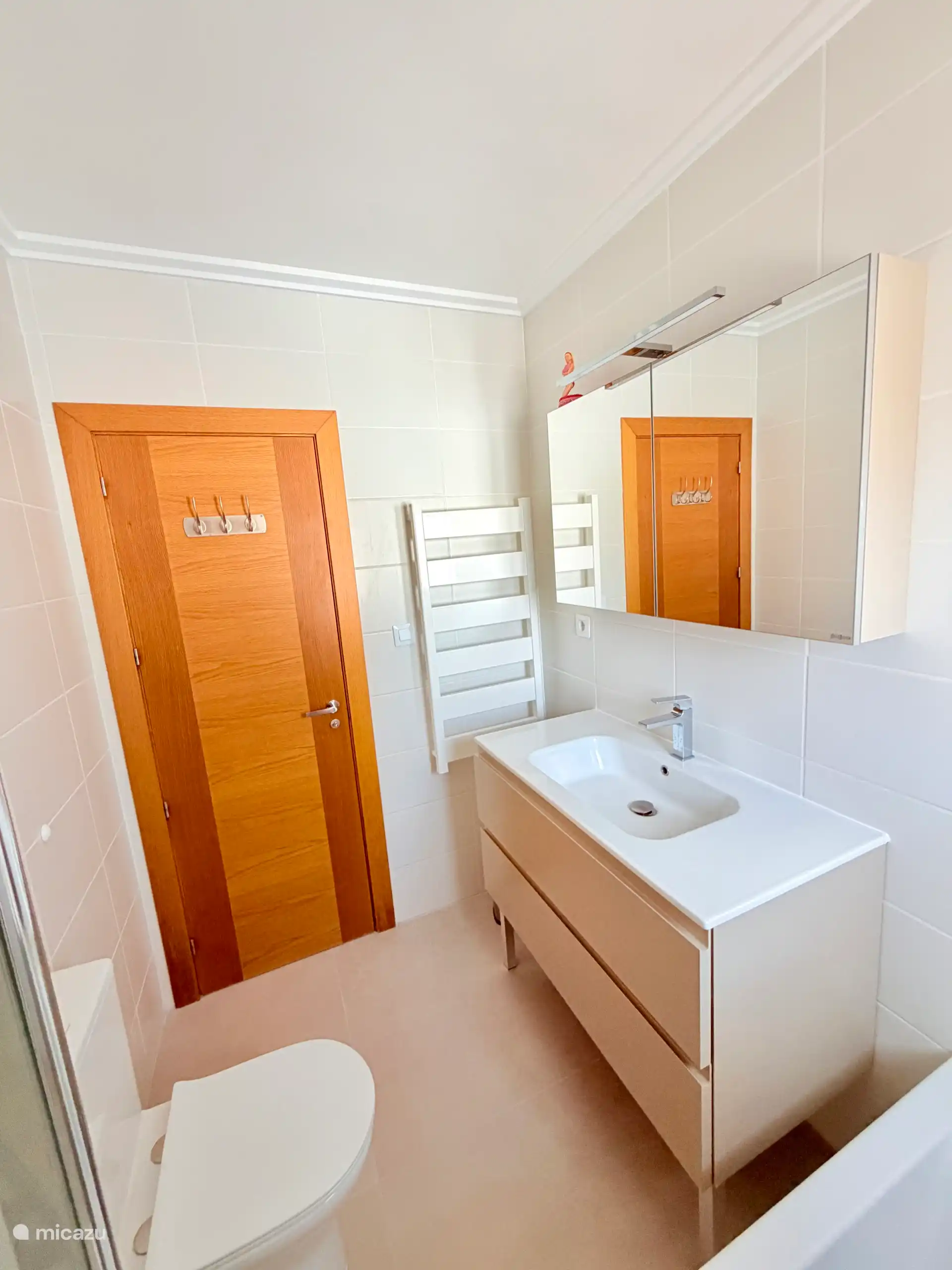 Baño de arriba con toallero eléctrico