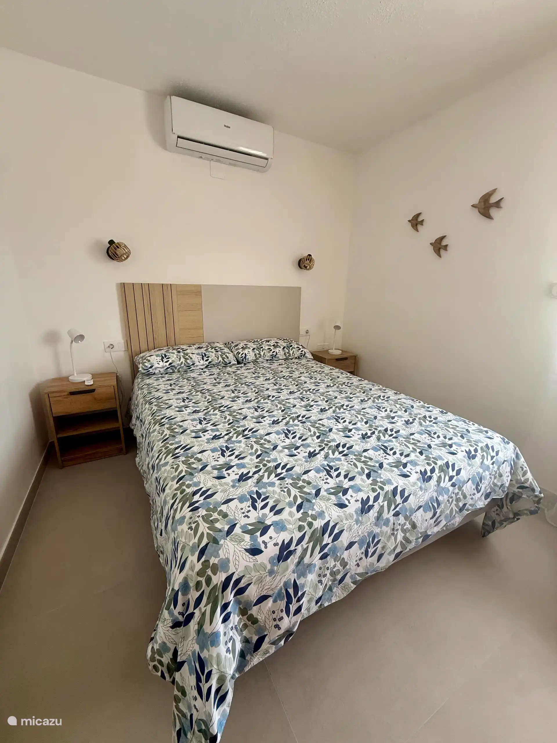 Dormitorio con aire acondicionado, persiana eléctrica