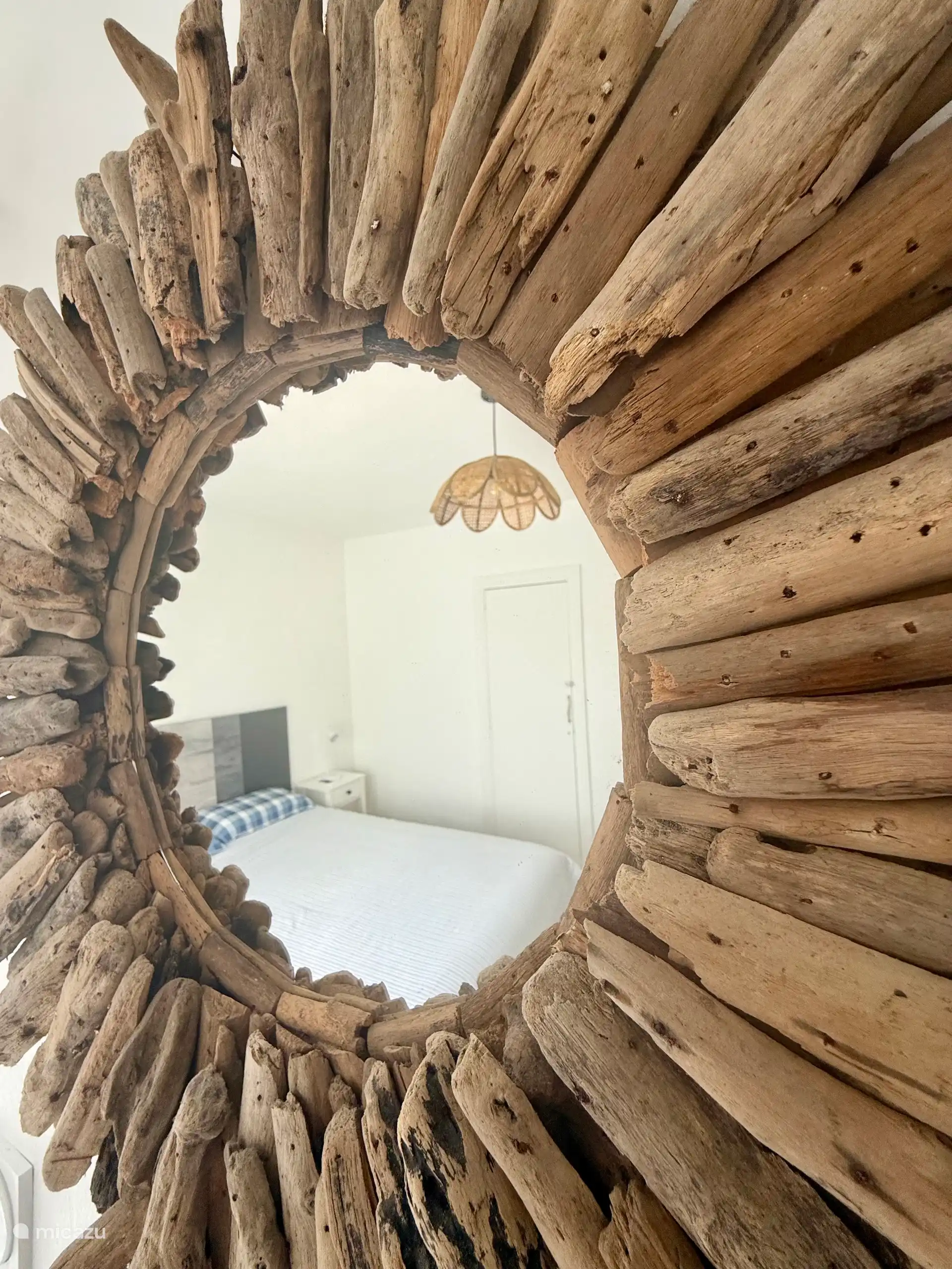 Dormitorio con aire acondicionado, persiana eléctrica