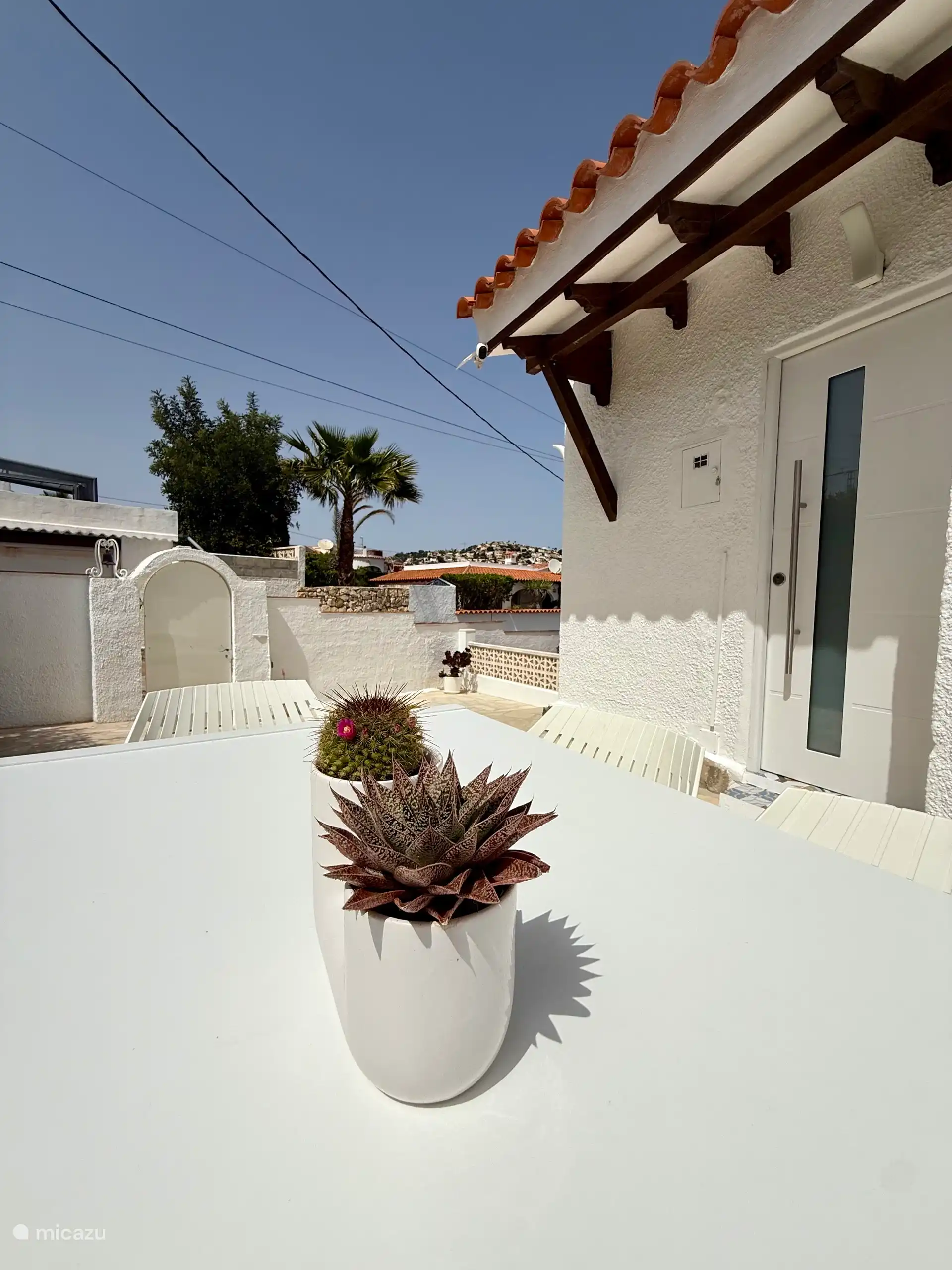 Terraza, comedor, acceso a la cocina