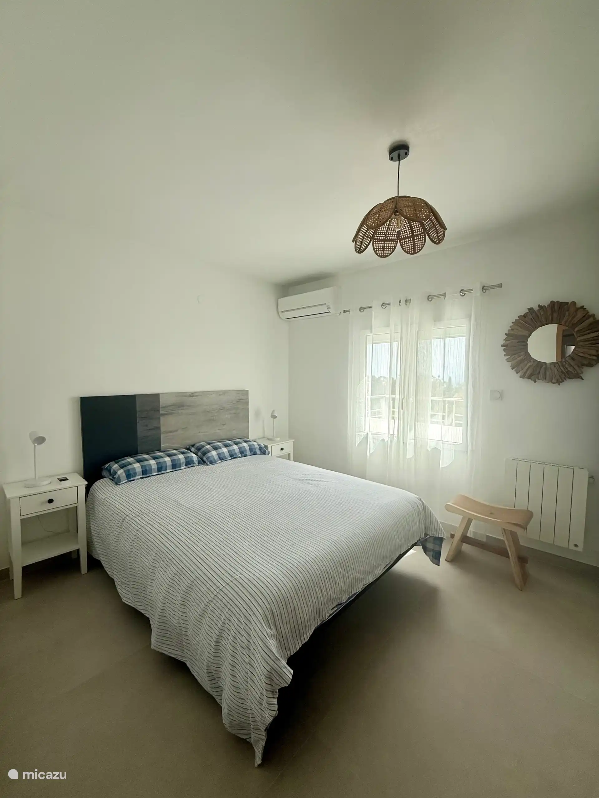 1 dormitorio con armario, aire acondicionado y persiana eléctrica