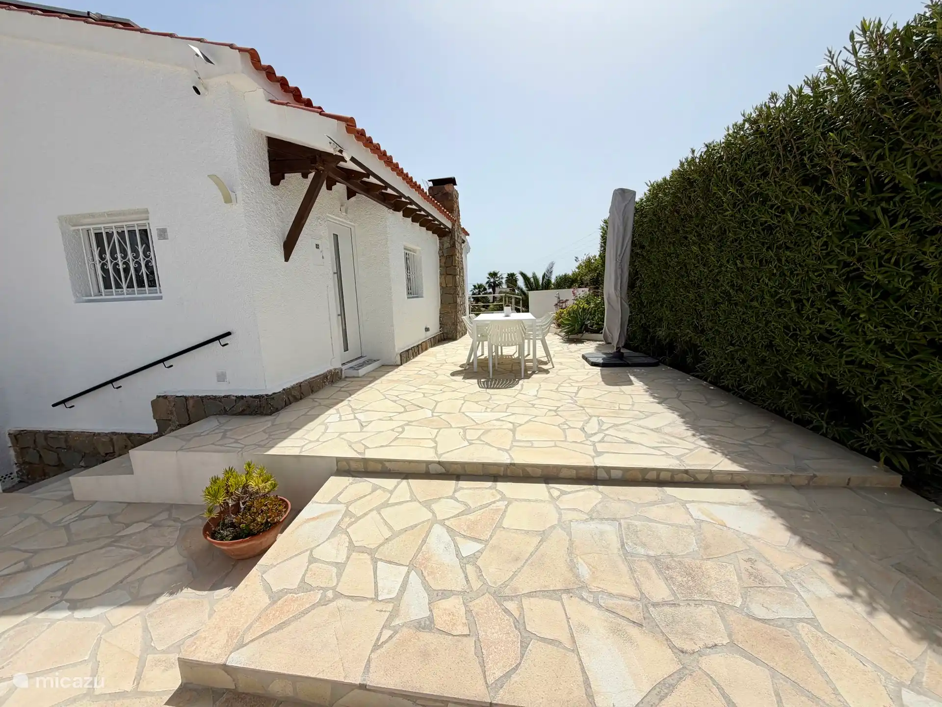 Terraza con acceso a la cocina