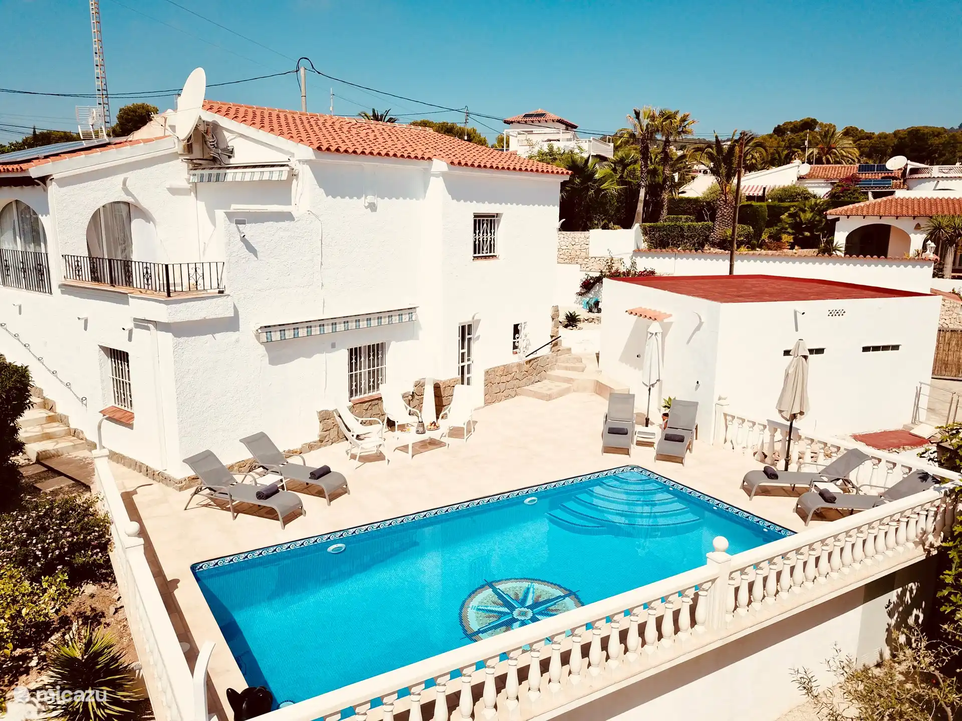 Villa Savina: Blick auf das Meer und den Garten in Spanien, Costa Blanca, Benissa - Villa