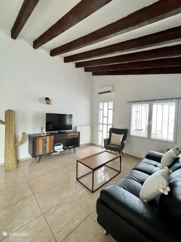 Le salon et sa TV neuve connectée