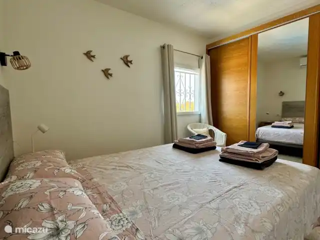 Location de Vacances Espagne, Costa Blanca, Benissa, villa - Villa Savina : Vue mer & Jardin 1 chambre avec un dressing intégré avec coffre-fort et sa climatisation, rideaux occultant