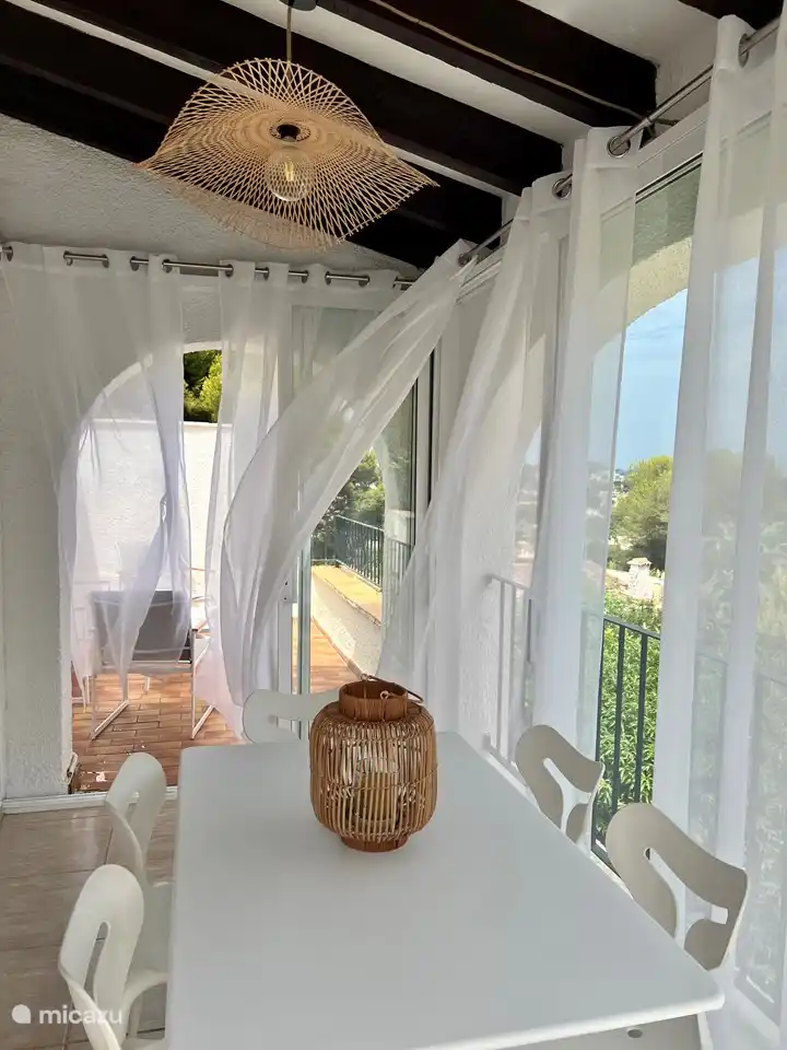 La naya qui rejoint une petite terrasse avec son salon d'extérieur