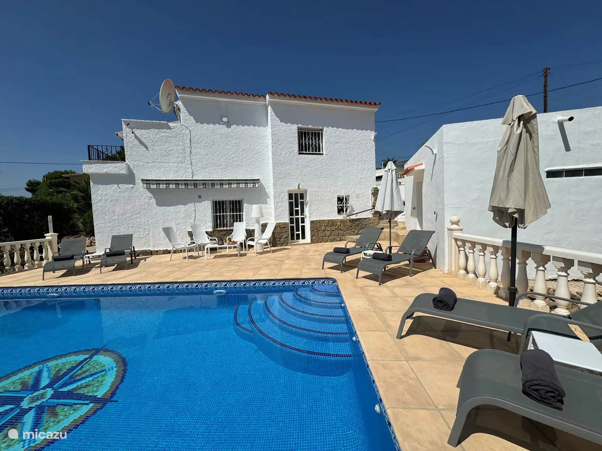 Villa Savina: Blick auf das Meer und den Garten in Spanien, Costa Blanca, Benissa - Villa