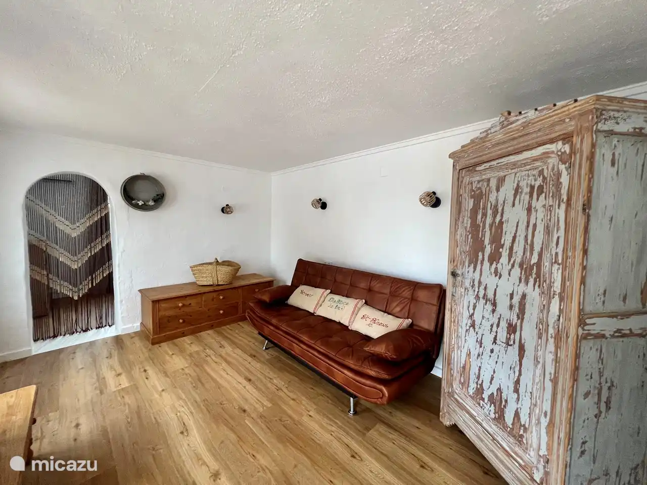 Salon dans la suite donnant sur la terrasse et la picine