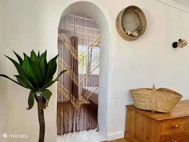 Location de Vacances Espagne, Costa Blanca, Benissa, villa - Villa Savina : Vue mer & Jardin Décoration du salon de la suite au niveau de la piscine