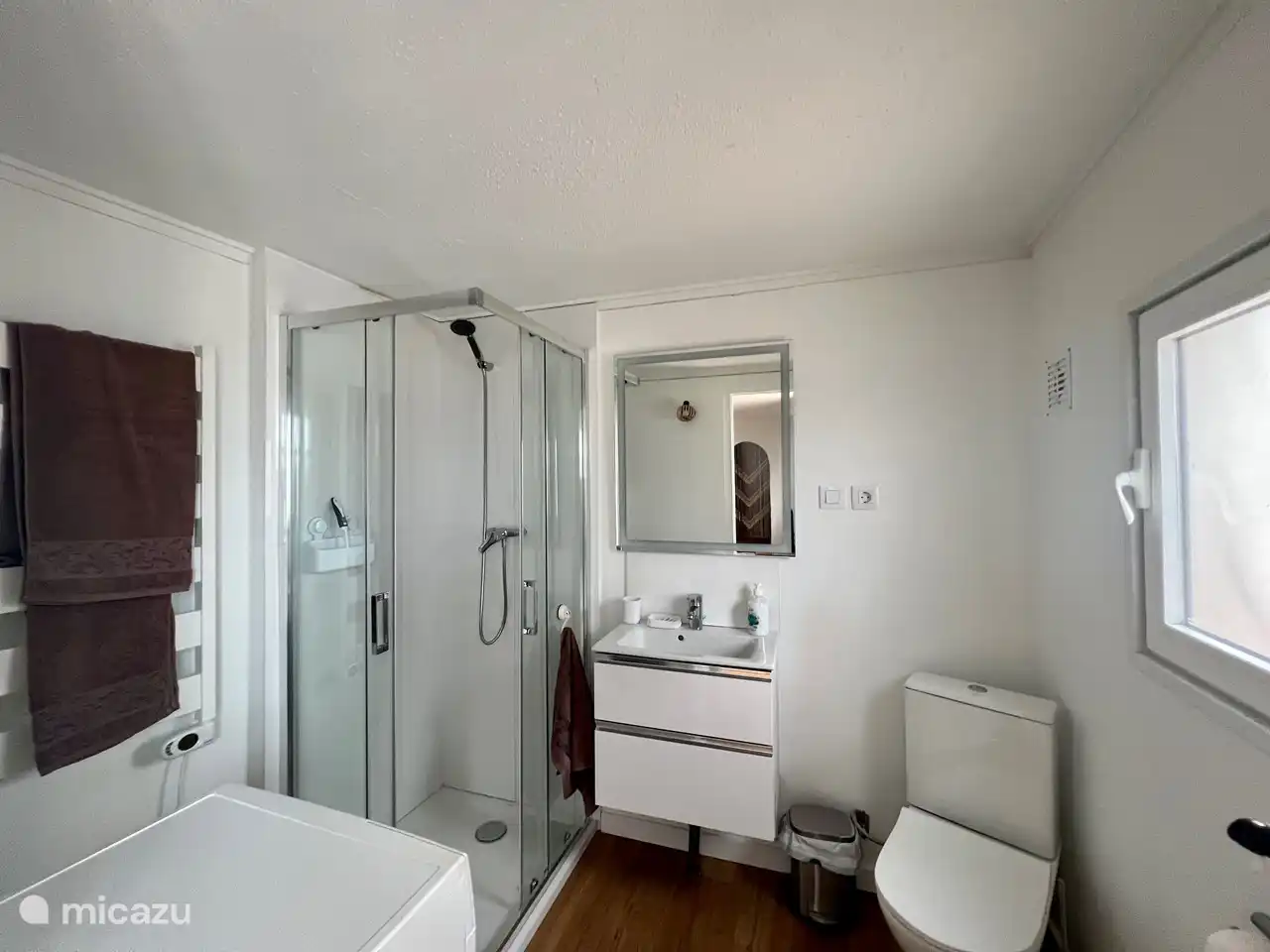 La salle de douche de la suite entièrement refaite.