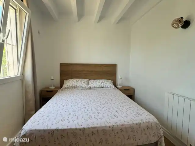 Location de Vacances Espagne, Costa Blanca, Benissa, villa - Villa Savina : Vue mer & Jardin La chambre de la suite avec sa climatisation et ses rideaux occultants