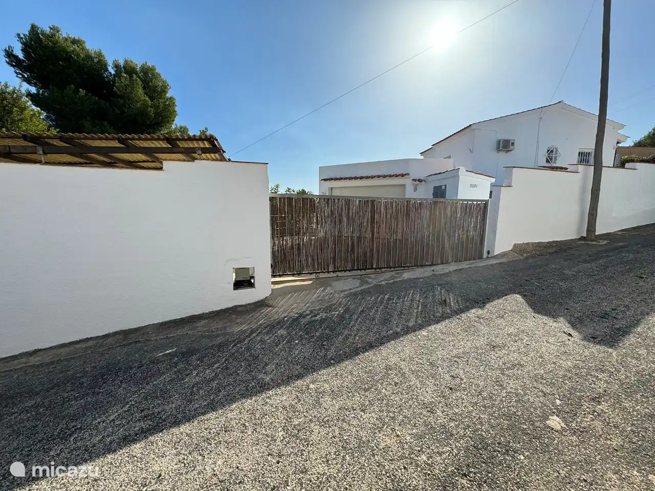 L'entrée de la maison par le portail électrique dans l'impasse. 