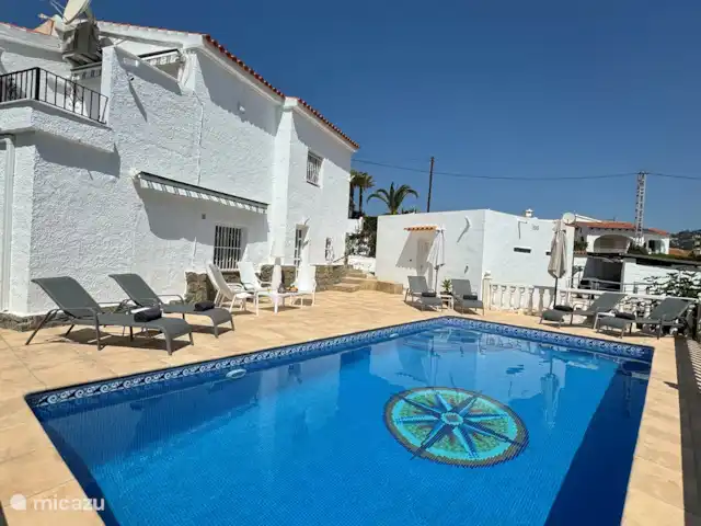 Location de Vacances Espagne, Costa Blanca, Benissa, villa - Villa Savina : Vue mer & Jardin Vue de la maison et de la suite depuis la terrasse et sa piscine 8x4m eau salée