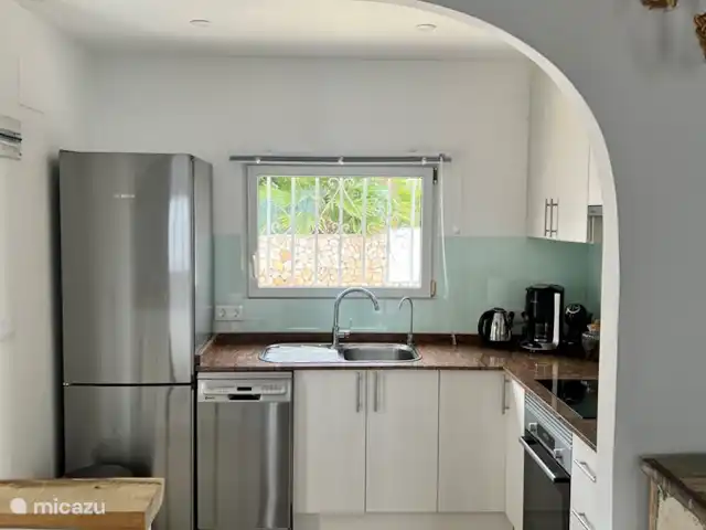 Location de Vacances Espagne, Costa Blanca, Benissa, villa - Villa Savina : Vue mer & Jardin Cuisine équipée : frigo congélateur, plaque à induction, four, four micro-onde....