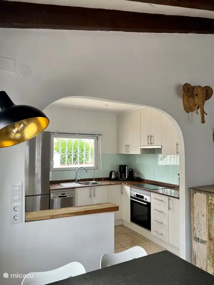 Autre point de vue de la cuisine depuis la salle à manger
