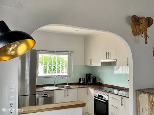 Location de Vacances Espagne, Costa Blanca, Benissa, villa - Villa Savina : Vue mer & Jardin Autre point de vue de la cuisine depuis la salle à manger