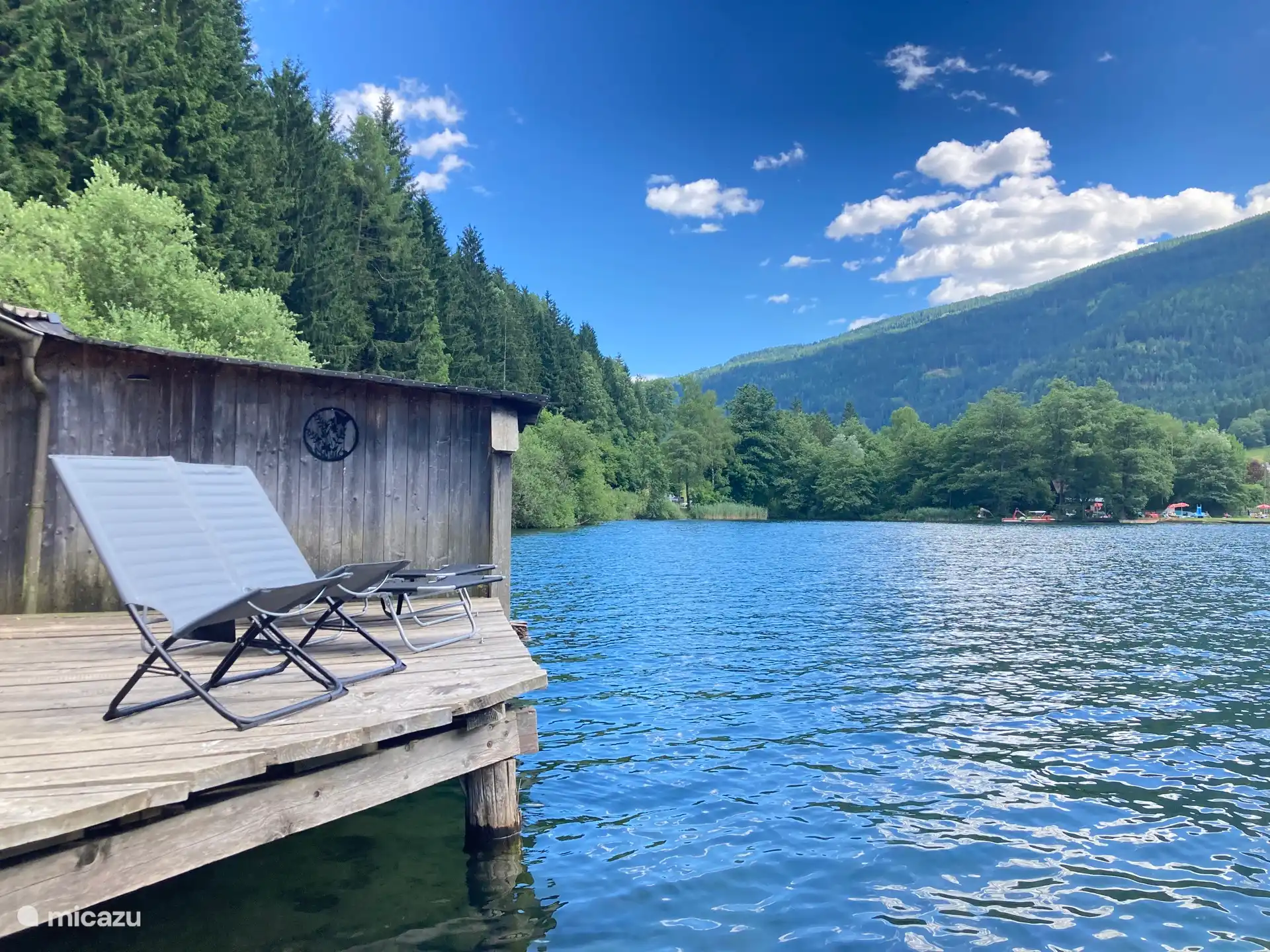 Privatstrand mit Bootshaus