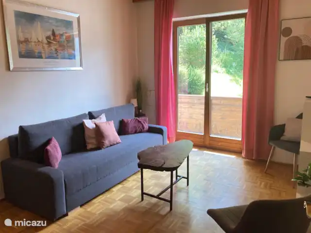 Apartamento de 1 dormitorio con balcón  en Austria, Carintia, Feld Am See - apartamento Salón, puerta de balcón, balcón, sofá cama
