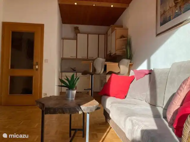 Apartamento de 1 dormitorio con balcón  en Austria, Carintia, Feld Am See - apartamento Sofá cama, salón con Android TV.