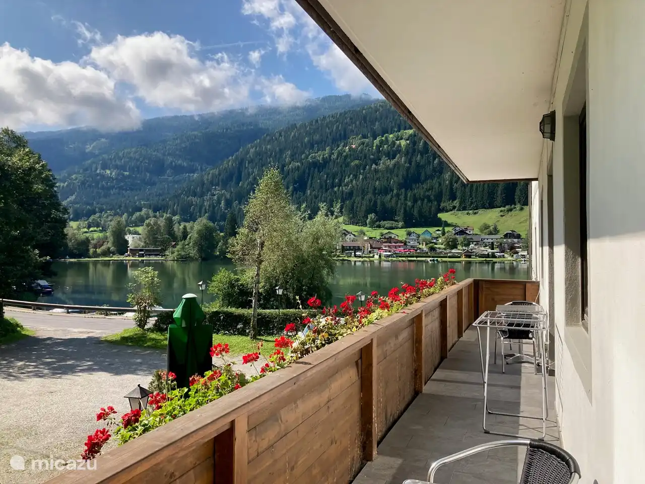 Balkon mit See- und Bergblick, Sitzmöbel und Tisch