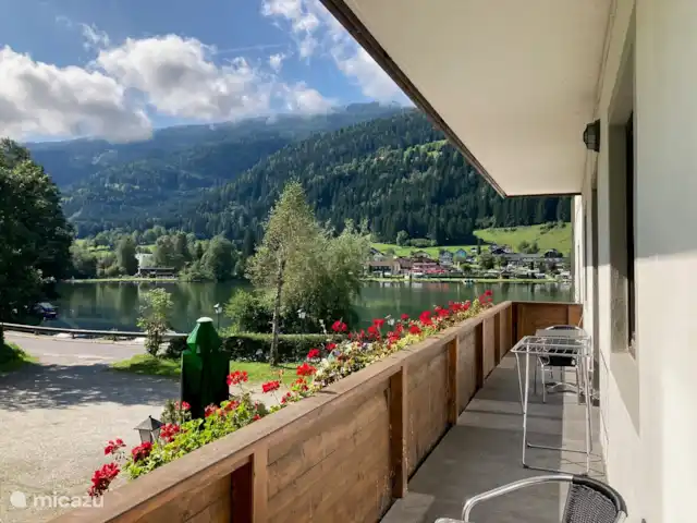 Studio avec balcon | Autriche, Carinthie, Feld Am See - appartement Balcon avec vue sur le lac et les montagnes, sièges et table