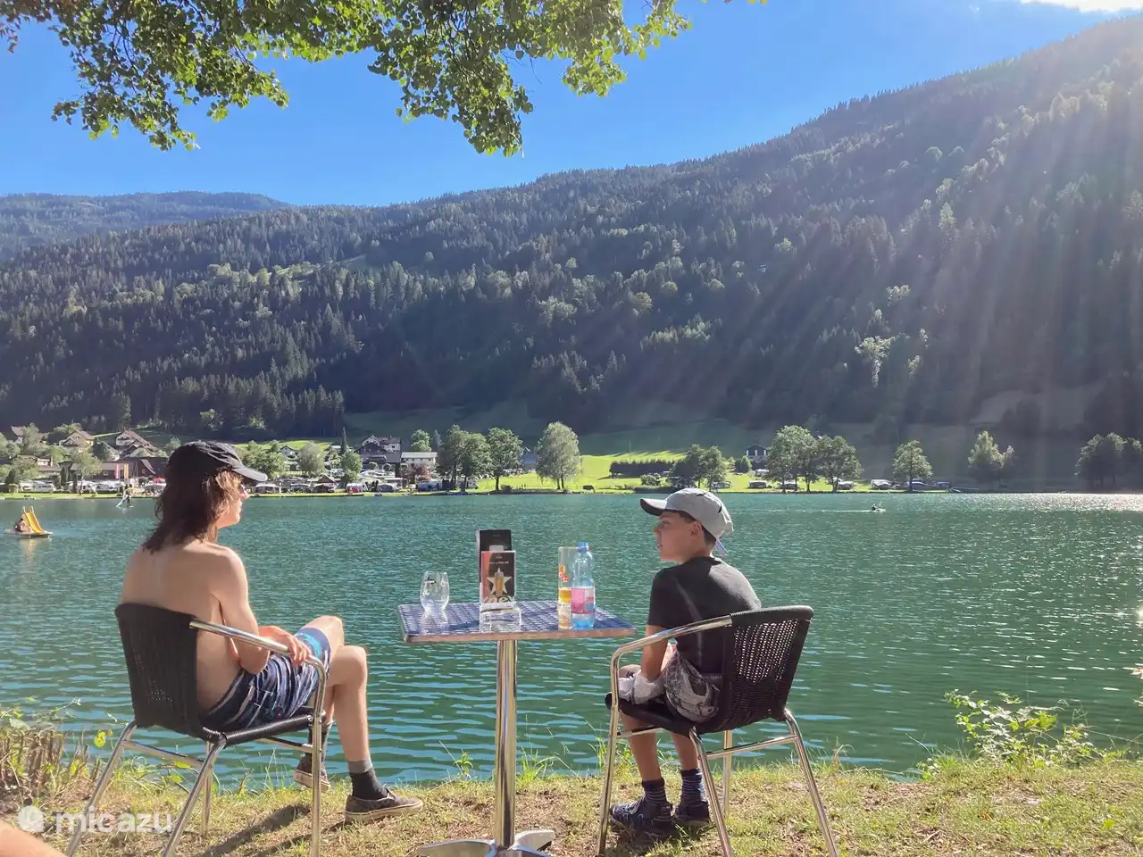 Entspannende Terrasse am Seeufer