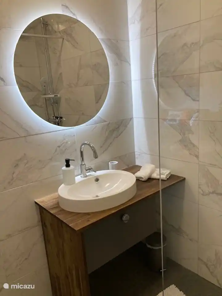 Badezimmer, begehbare Dusche, WC, Marmoroptik und Naturstein