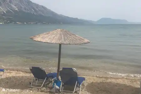 La plage locale près de Paleros et Pogonia
