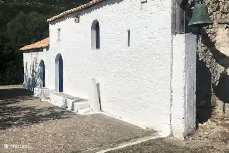 Église sur une plage