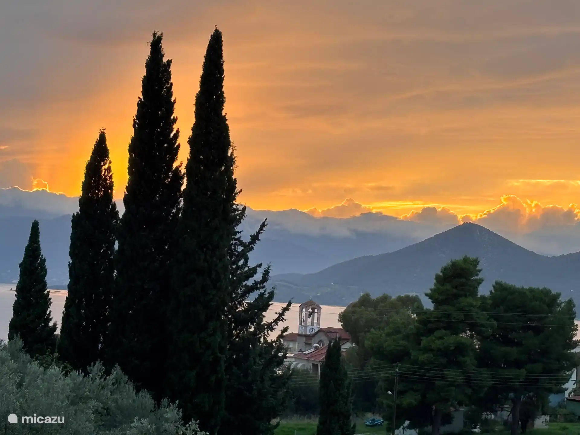 Prachtige zonsondergang vanaf je terras