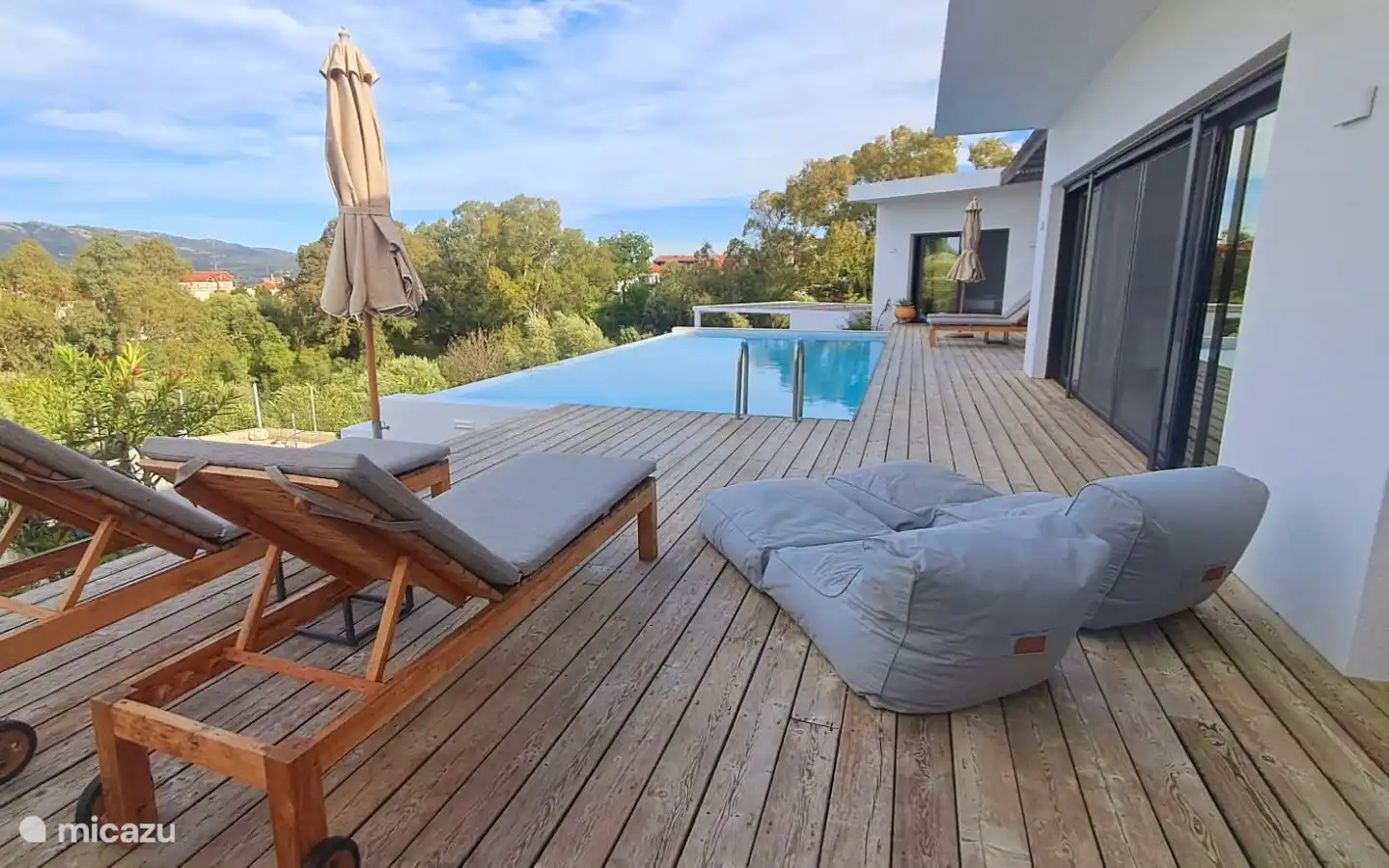 Groot privé zwembad met zonneterras