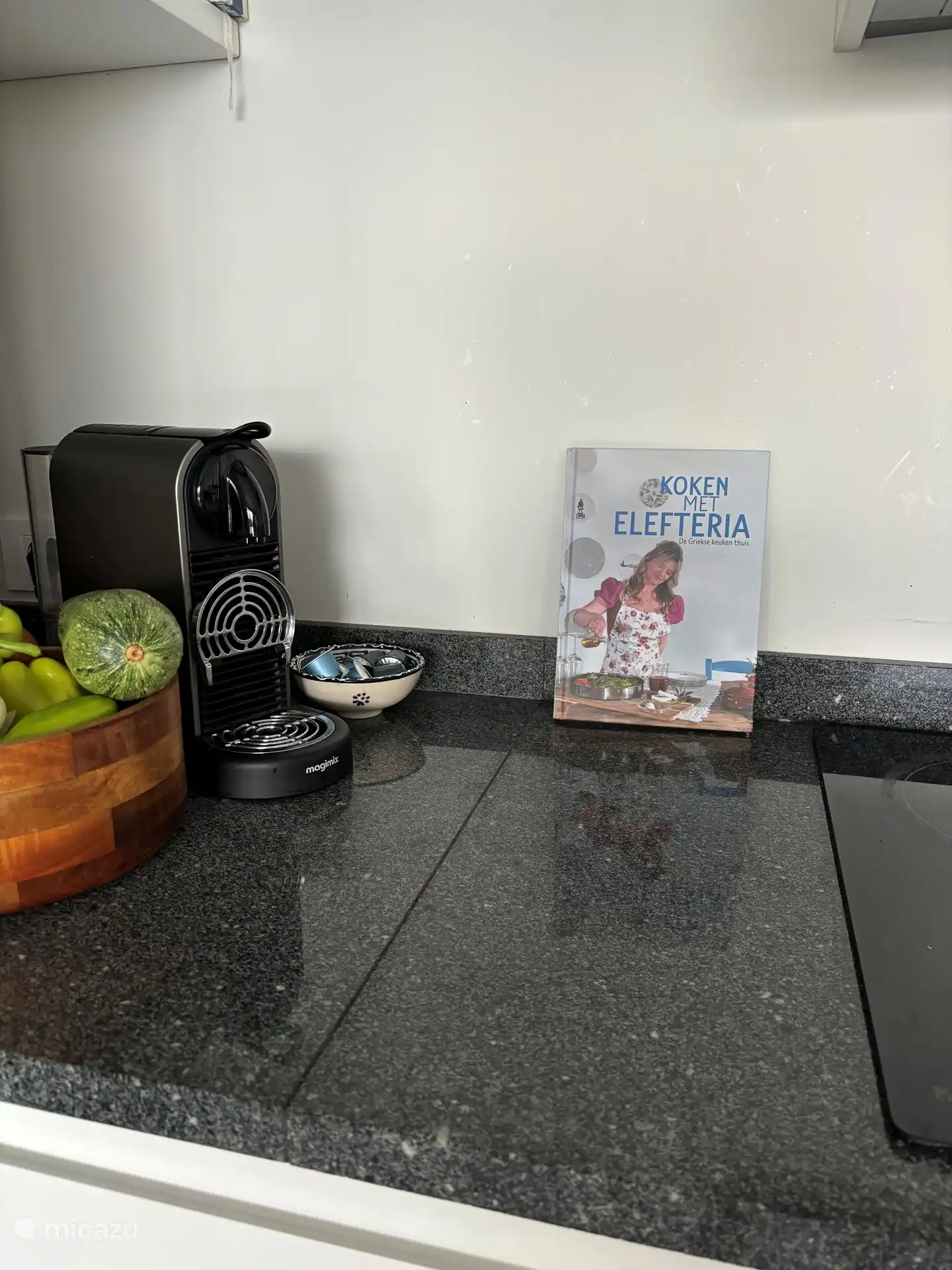 Many facilities available in the kitchen.