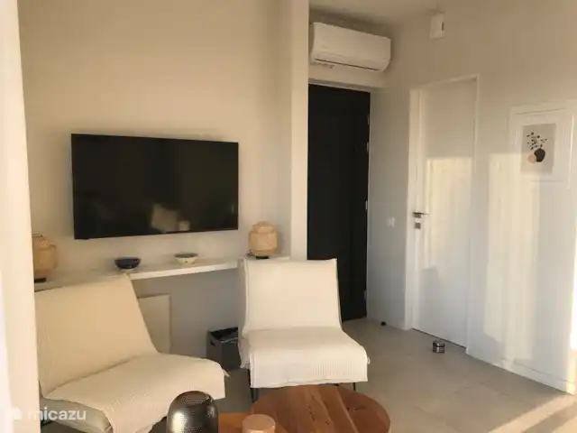 Villa Zaverda en Grecia, Gracia Central, Paleros - villa Sala de estar con televisión. Hay un aseo adicional en la sala de estar.