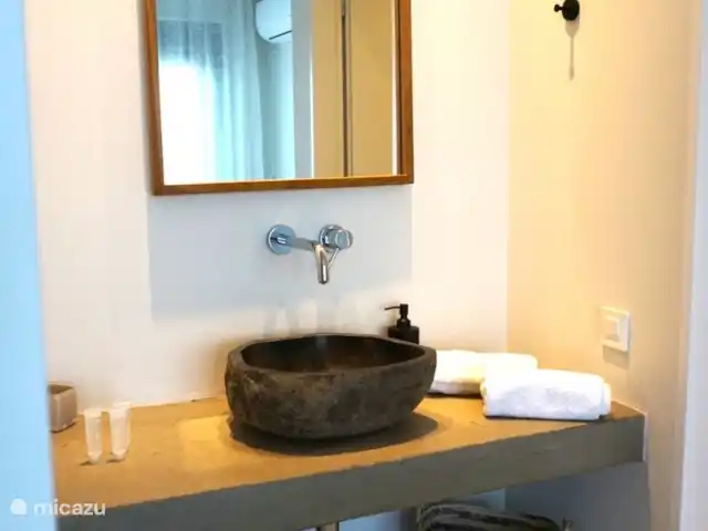 Villa Zaverda en Grecia, Gracia Central, Paleros - villa Dormitorio principal con lavabo. Se proporciona jabón y champú.