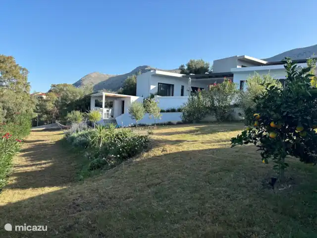 Villa Zaverda en Grecia, Gracia Central, Paleros - villa Amplio jardín con césped de juegos y vallado con adelfas.
