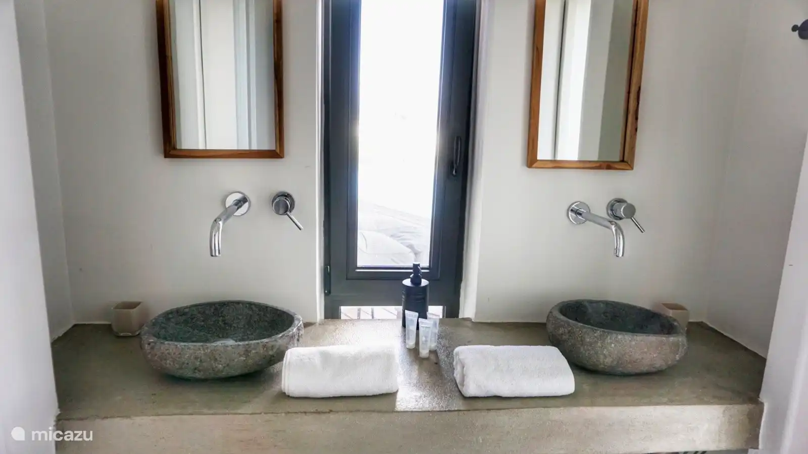 Wash basins guestroom. Each bedroom has a private shower.