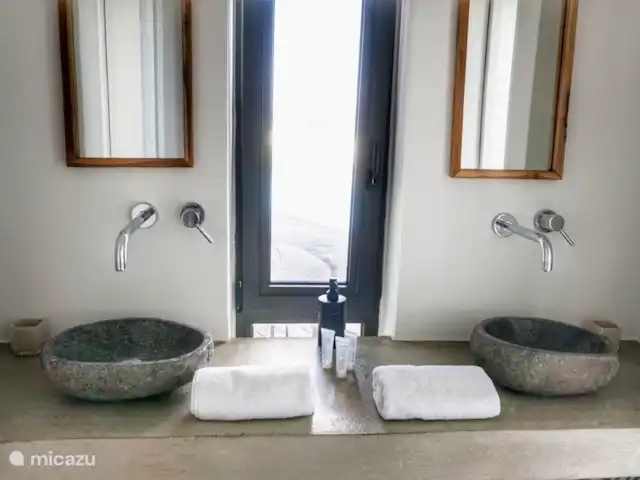 Villa Zaverda en Grecia, Gracia Central, Paleros - villa Lavabos en la habitación de invitados. Cada habitación tiene una ducha privada.